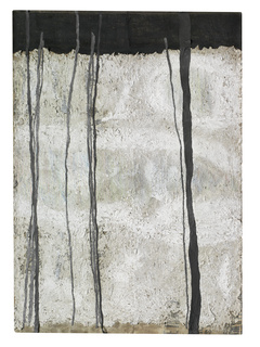 Erinnern | 2021<br>Papiermaché, Feinzement, Eitempera, Japanpapier, Tusche, Kreide, Buntstifte, Bienenwachs, auf Jute<br>260 x 180 cm